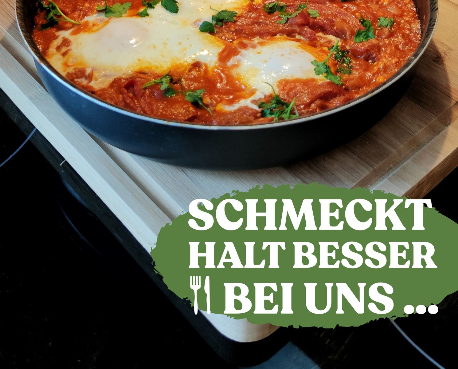 Shakshuka, angerichtet in einer Pfanne