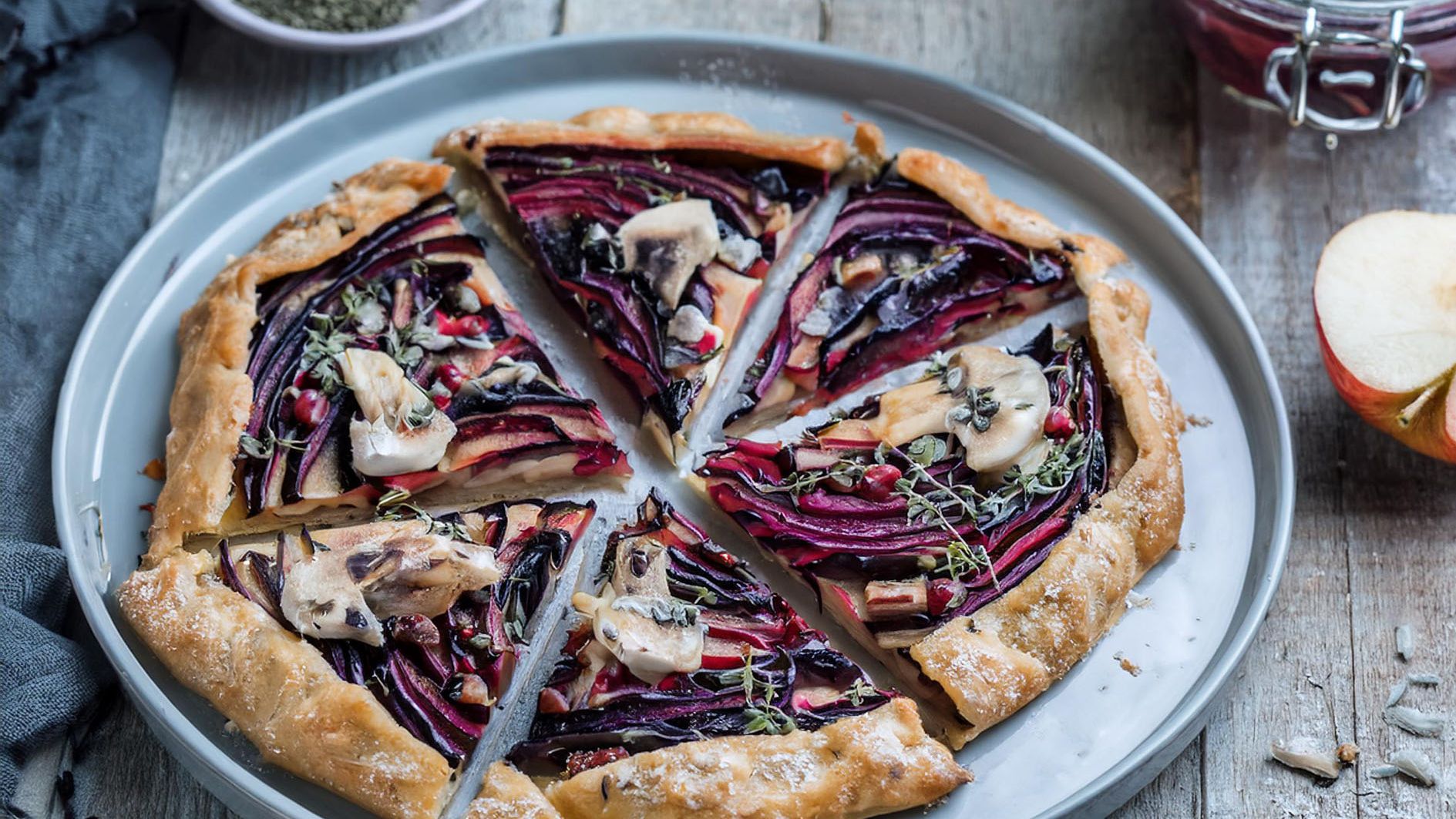 Rezeptbild für Rotkohl-Flammkuchen mit Camembert