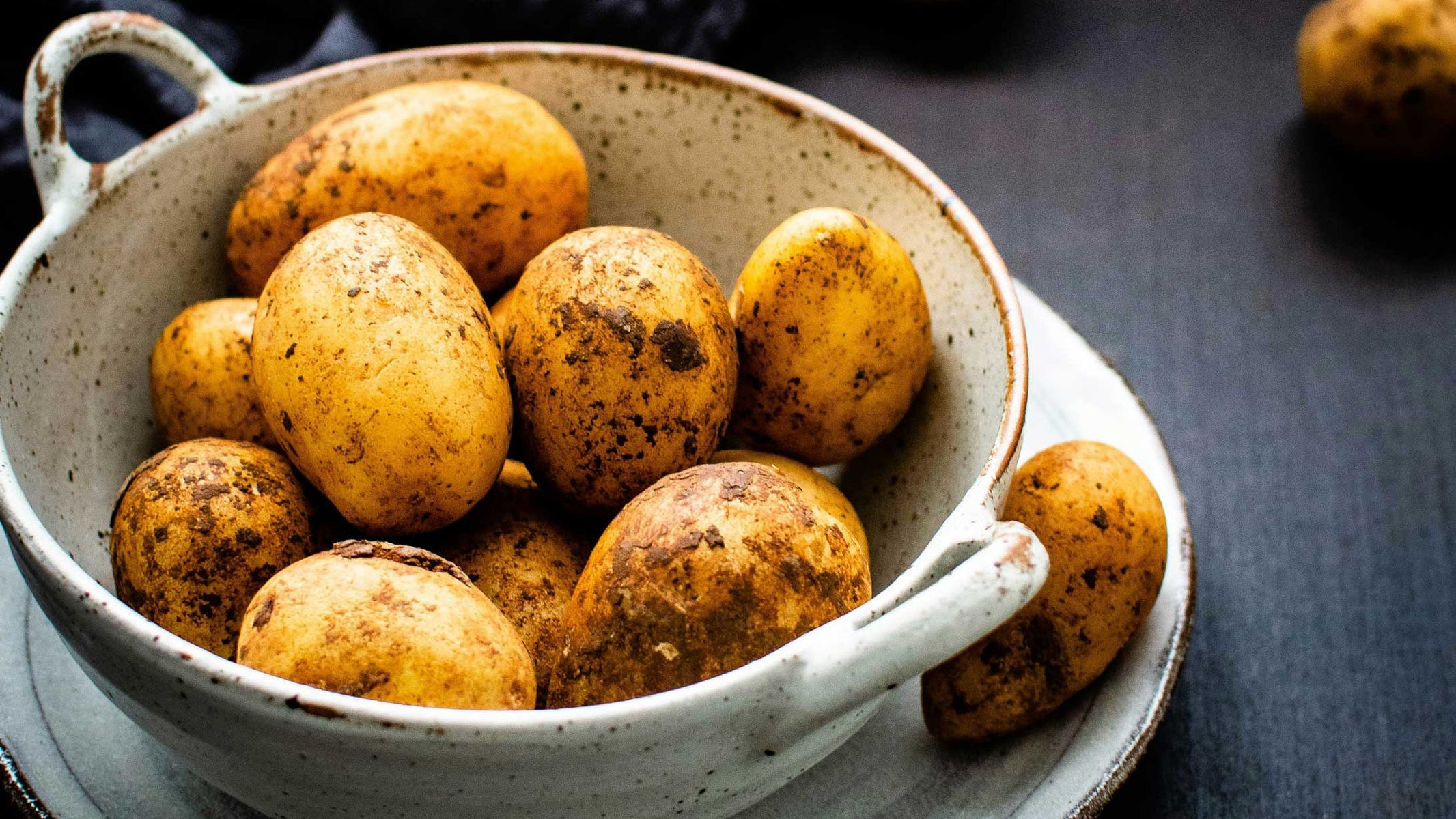 Rezeptbild für Gebackene Sesam Kartoffelbällchen mit Möhrensalat