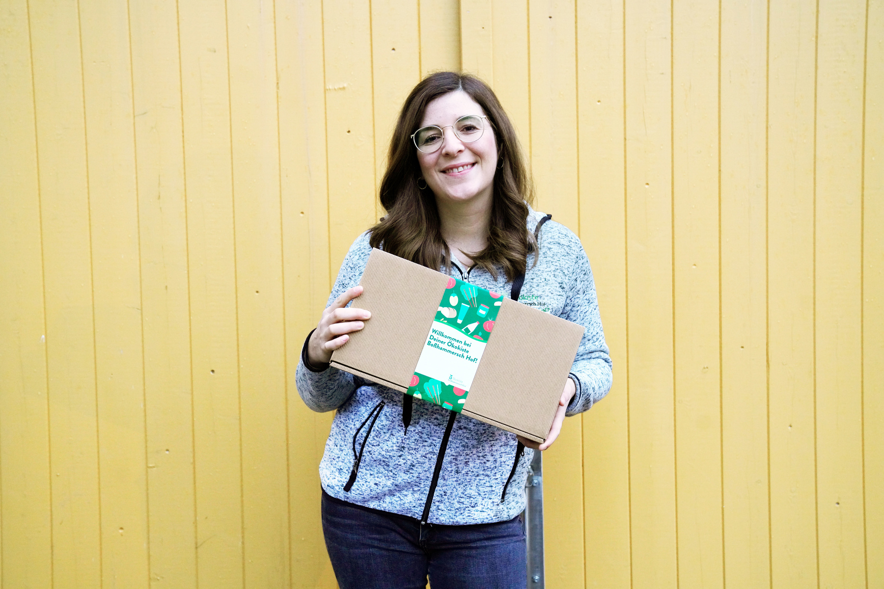 Marie-Luise hält ein Willkommensgeschenk in der Hand