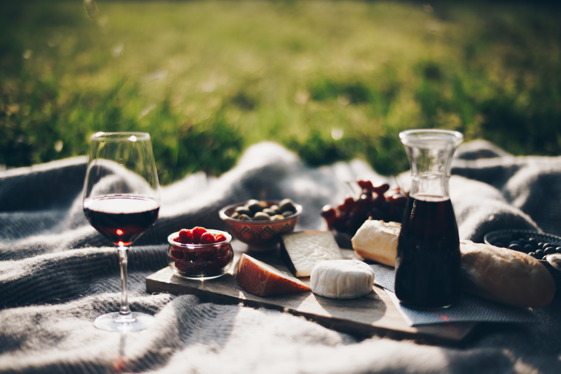 Picknick mit Käse und Wein